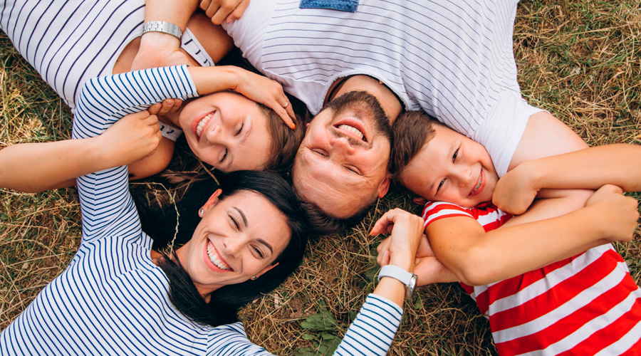 familia feliz abrazados 
