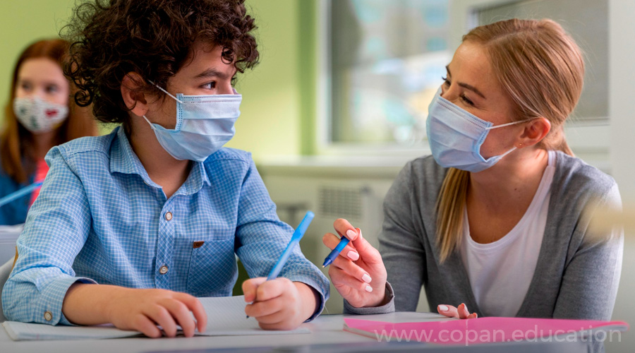 maestra en pandemia que enseña felizmente a sus alumnos