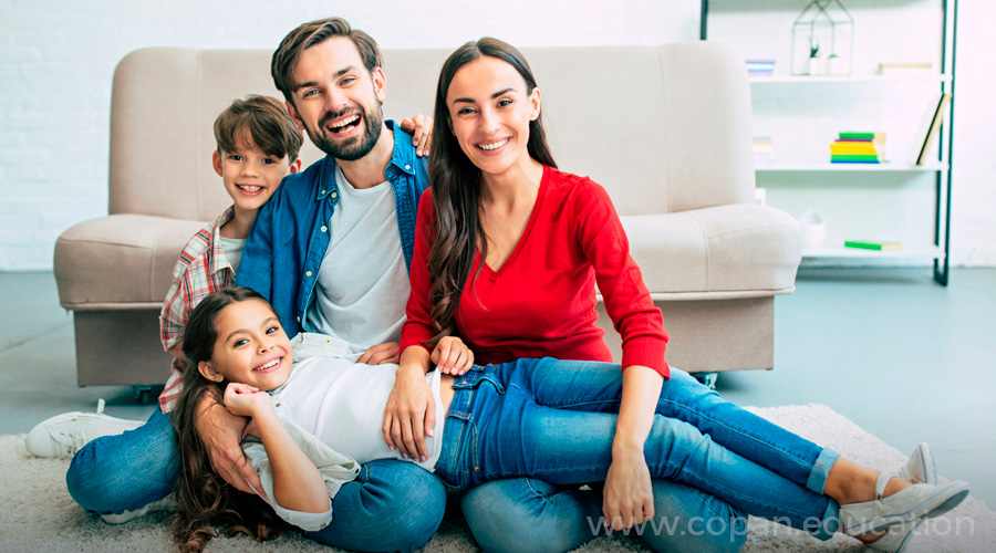 familia abrazados y sonrientes