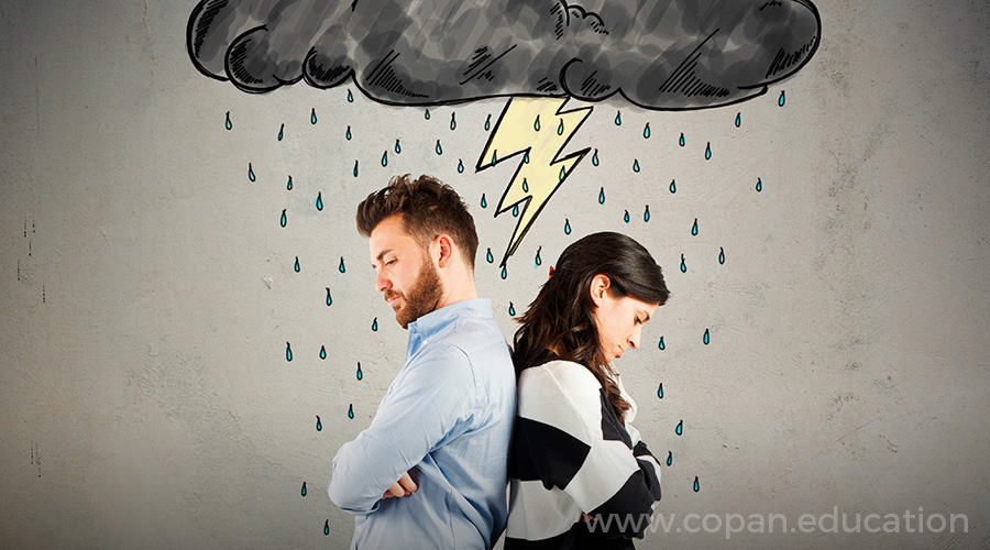 pareja pasando un momento difícil