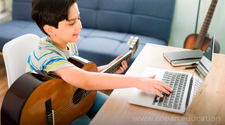 niño tocando guitarra