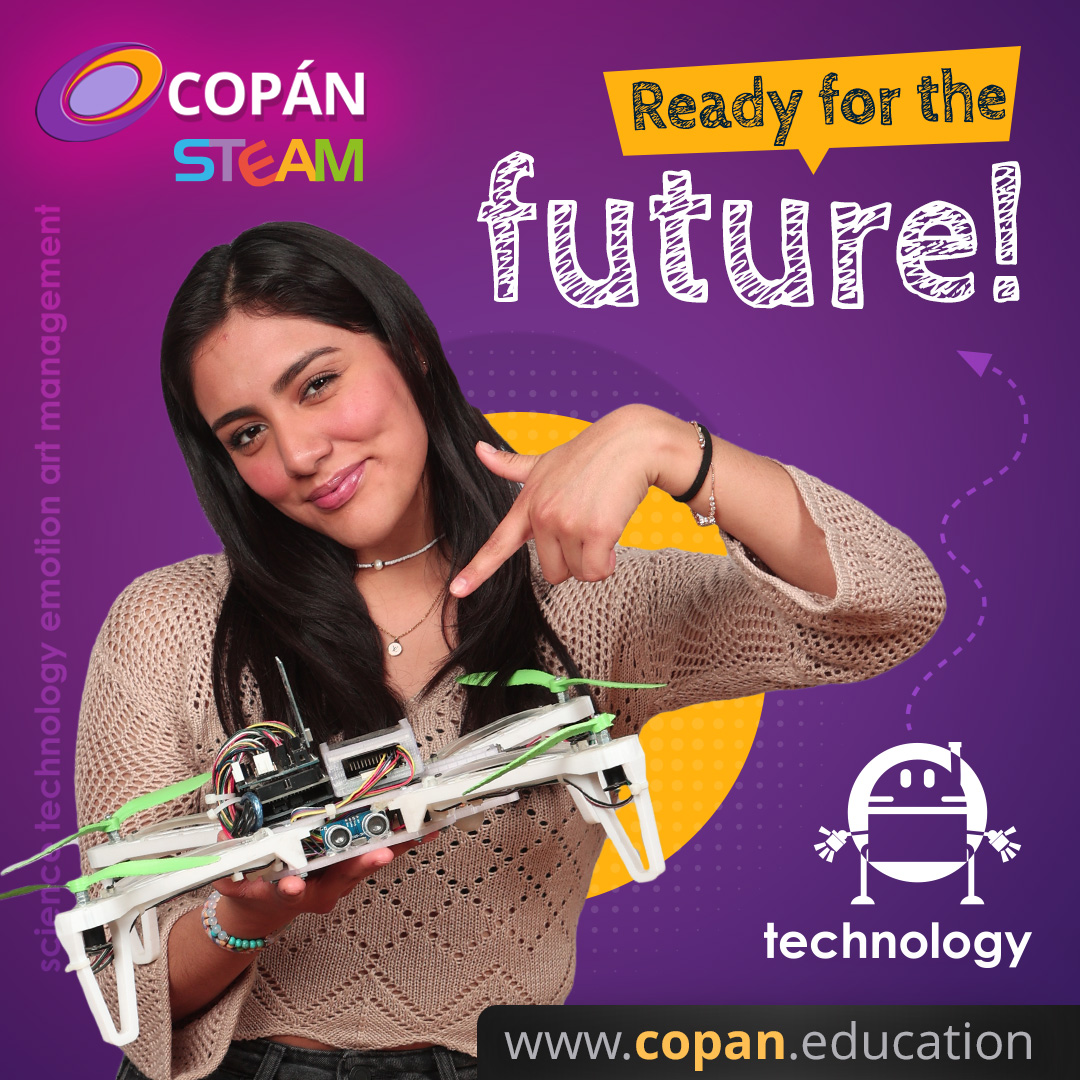 Alumna de Preparatoria Copán con robot en laboratorio de tecnología — Ready for the Future